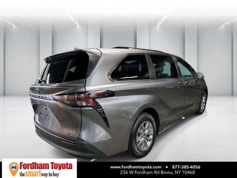 Used 2023 Toyota Sienna XLE image 2