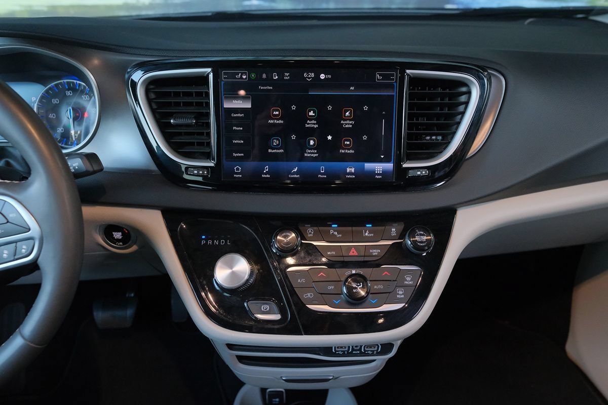 Used 2024 Chrysler Pacifica Touring-L FWD image 20