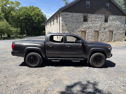 Used 2017 Toyota Tacoma TRD Sport w/ Tow Package (A/T) AWD/4WD image 4