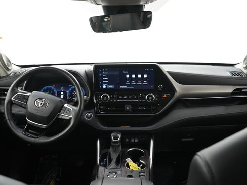 Used 2024 Toyota Highlander Limited AWD/4WD image 16