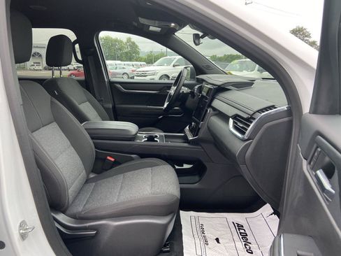 Used 2025 GMC Acadia Elevation AWD/4WD image 22