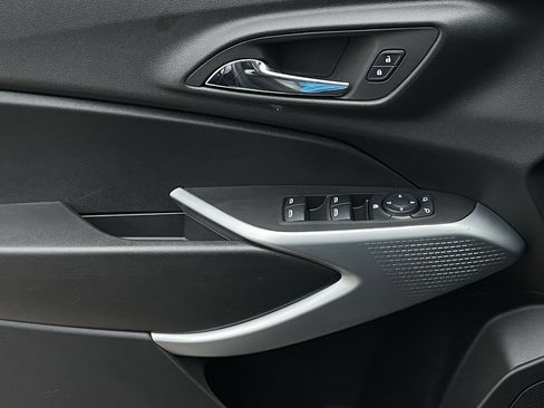 Used 2025 Chevrolet Trax LS w/ LS Convenience Package image 19