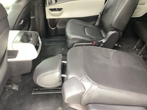 Used 2023 Kia Carnival LX image 16