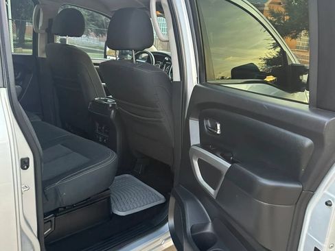 Used 2019 Nissan Titan SV w/ SV Convenience Package AWD/4WD image 18