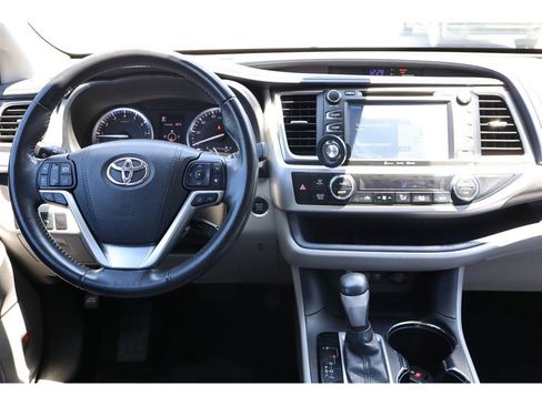 Used 2017 Toyota Highlander FWD V6 image 36