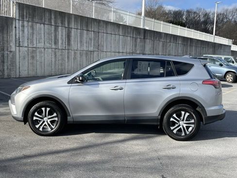 Used 2018 Toyota RAV4 LE image 4