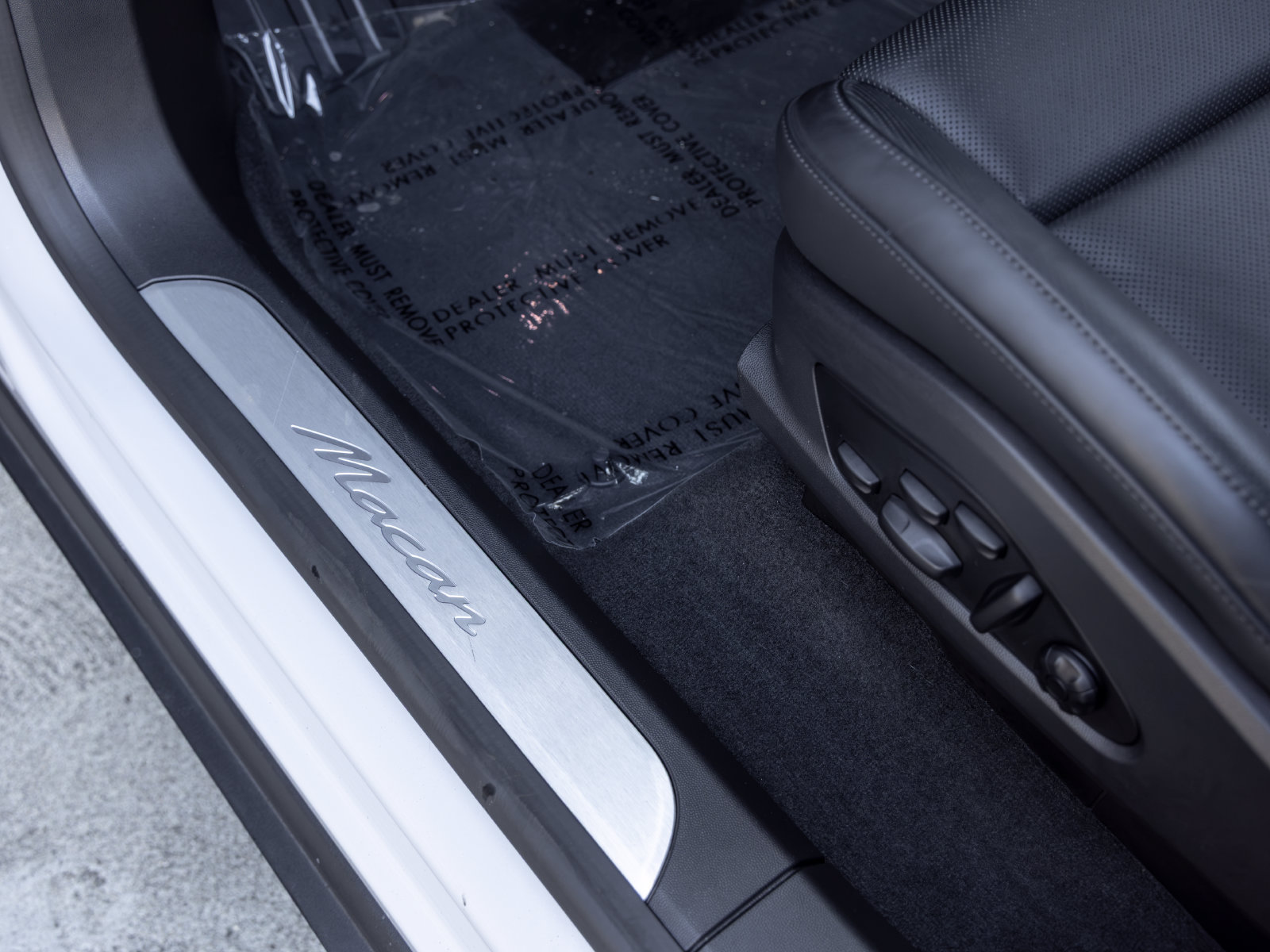 Certified 2025 Porsche Macan Electric RWD image 29