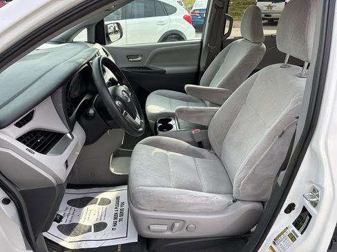 Used 2017 Toyota Sienna LE FWD image 16