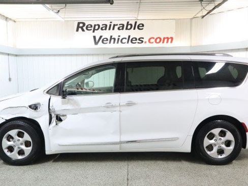 Used 2018 Chrysler Pacifica Touring-L FWD image 1