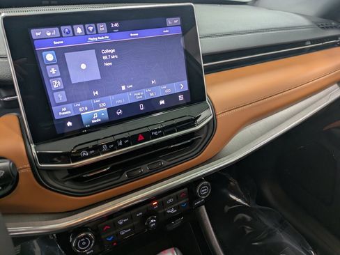 Used 2024 Jeep Compass Limited image 11