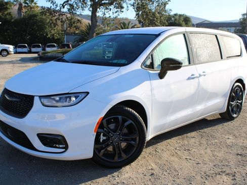 New 2026 Chrysler Pacifica Select image 1