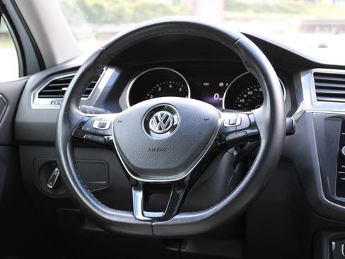 Used 2018 Volkswagen Tiguan SE image 16