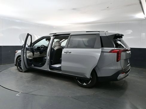 Used 2025 Kia Carnival EX FWD image 28