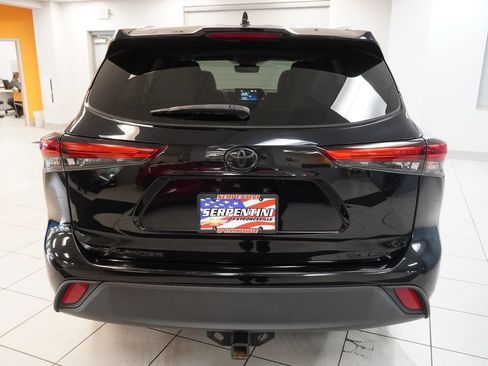 Used 2022 Toyota Highlander XLE AWD/4WD image 11