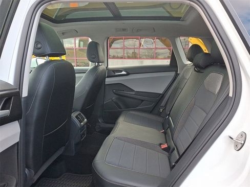 Certified 2022 Volkswagen Taos SE w/ Panoramic Sunroof Package image 10