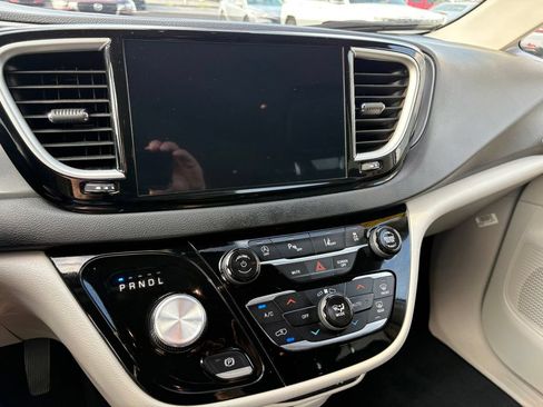 Used 2024 Chrysler Pacifica Touring-L FWD image 17