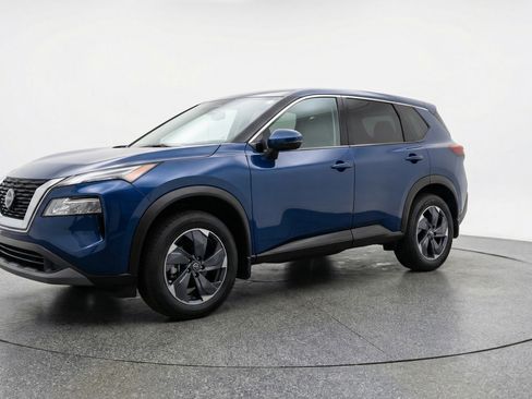 Used 2025 Nissan Rogue SV image 3
