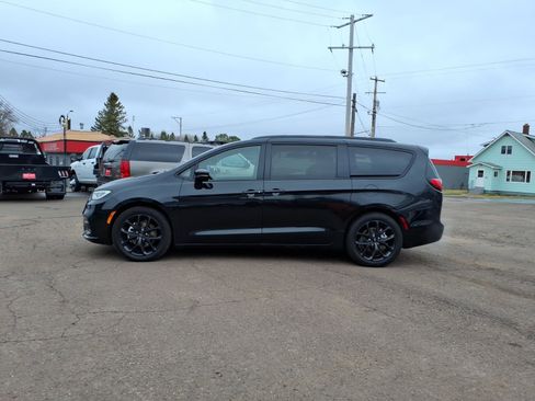 Used 2022 Chrysler Pacifica Limited w/ S Appearance Package FWD image 2