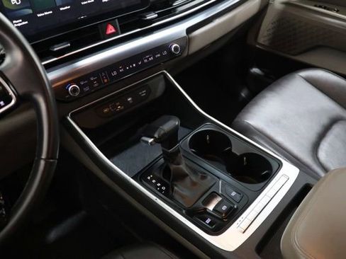 Used 2025 Kia Carnival FWD image 30