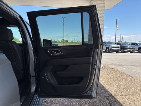 Used 2022 Chevrolet Suburban RST w/ Luxury Package AWD/4WD image 17