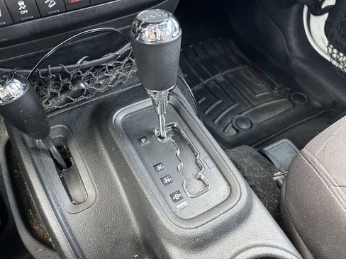 Used 2015 Jeep Wrangler Sahara w/ Dual Top Group AWD/4WD image 20