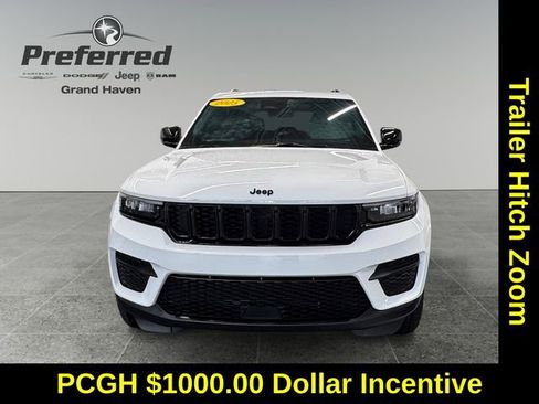 Used 2025 Jeep Grand Cherokee Altitude image 11