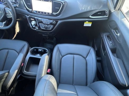 New 2026 Chrysler Voyager LX image 18