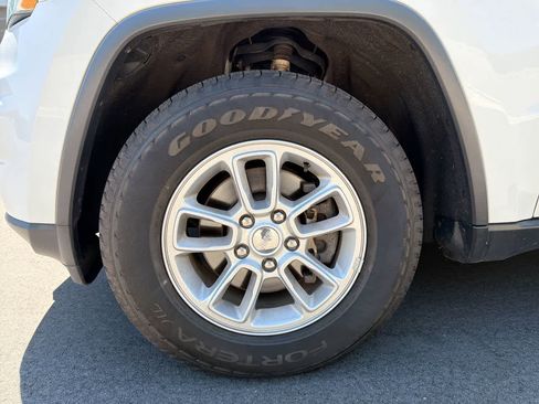 Used 2018 Jeep Grand Cherokee Laredo AWD/4WD image 18