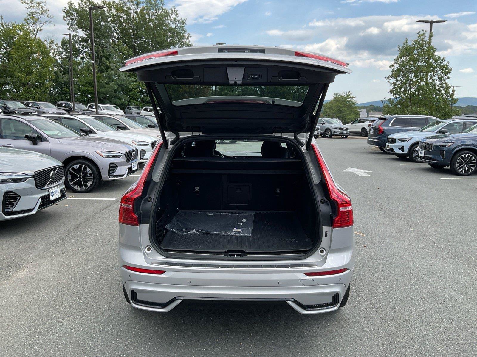 Certified 2023 Volvo XC60 B5 Ultimate w/ Climate Package AWD/4WD image 12