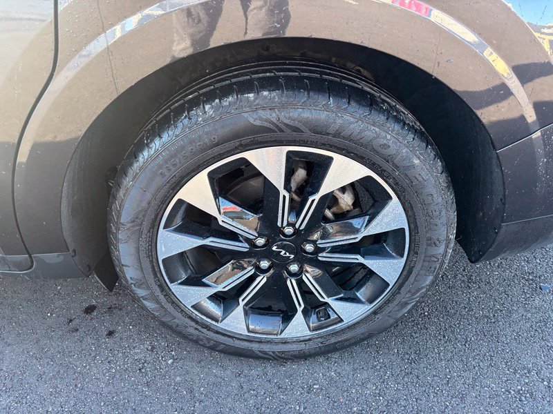 Certified 2024 Kia Carnival EX FWD image 15