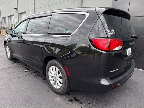 Used 2017 Chrysler Pacifica Touring w/ Tire & Wheel Group FWD image 3