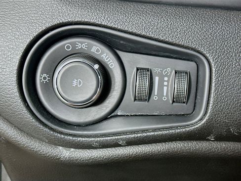 Used 2017 Jeep Renegade Latitude w/ Cold Weather Group AWD/4WD image 17