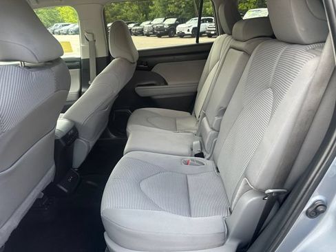 Used 2024 Toyota Highlander LE AWD/4WD image 18