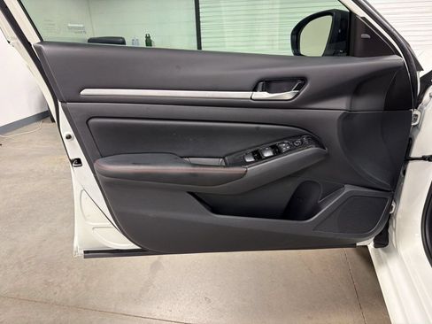 Used 2024 Nissan Altima 2.5 SR FWD image 13