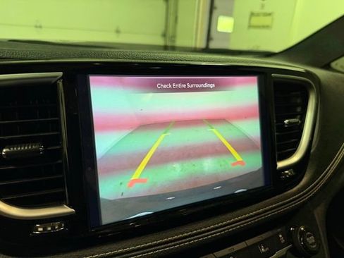 Used 2025 Chrysler Pacifica Limited FWD image 22