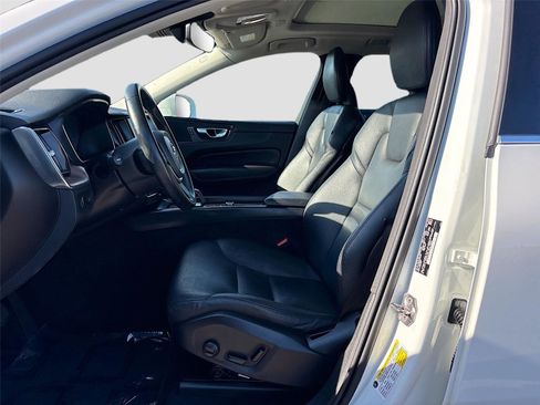 Used 2022 Volvo XC60 B5 Momentum w/ Protection Package Premier FWD image 20