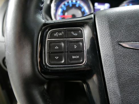 Used 2014 Chrysler Town & Country Touring-L image 27
