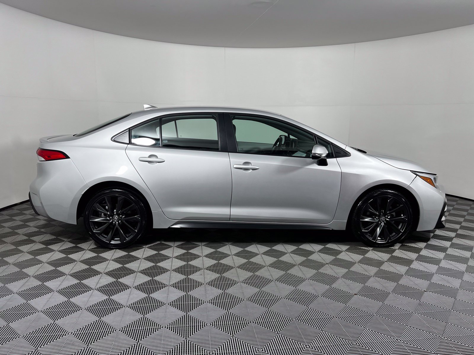 Used 2025 Toyota Corolla SE w/ Convenience Package FWD image 4