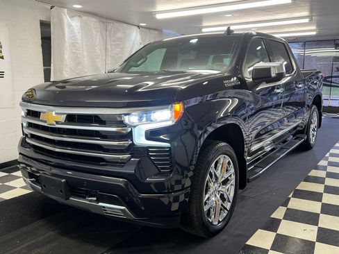 Used 2023 Chevrolet Silverado 1500 High Country w/ High Country Premium Package AWD/4WD image 3