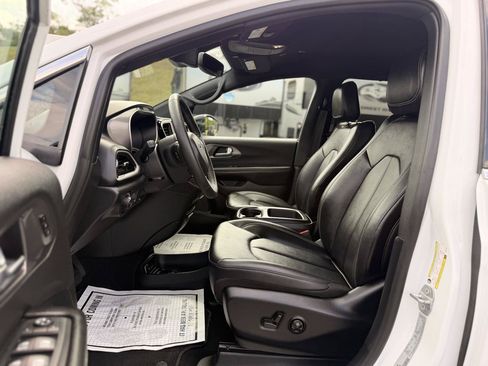 Used 2026 Chrysler Pacifica Select FWD image 13