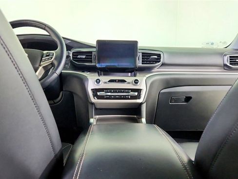 Used 2021 Ford Explorer XLT w/ Equipment Group 202A image 29