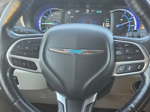 Used 2021 Chrysler Pacifica Touring-L image 19