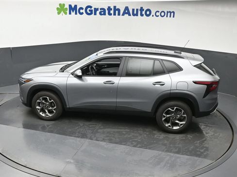 Used 2025 Chevrolet Trax LT FWD image 24