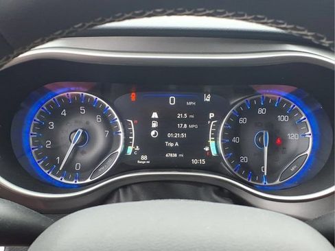 Used 2023 Chrysler Pacifica Touring-L FWD image 13