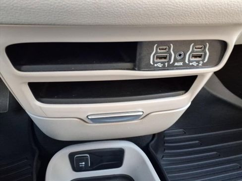 Used 2024 Chrysler Pacifica Select image 19