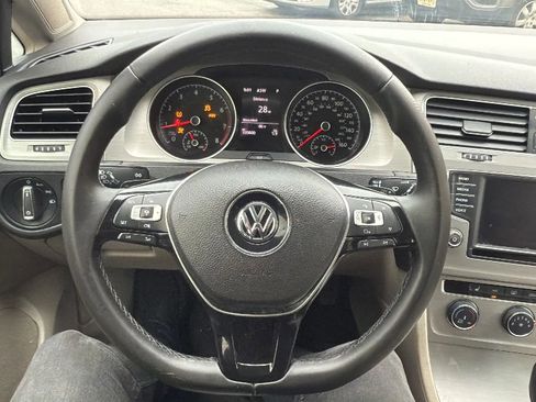 Used 2016 Volkswagen Golf Limited Edition image 10