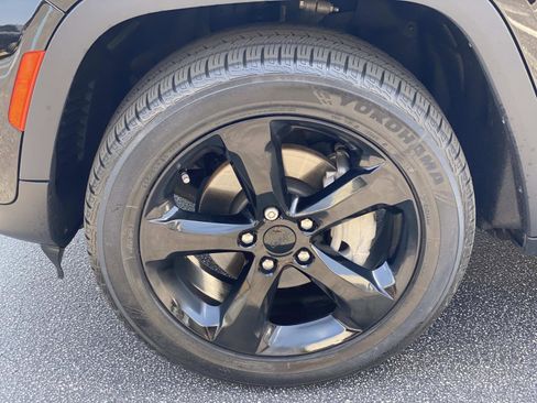 Used 2023 Jeep Grand Cherokee Limited w/ Black Appearance Package image 14