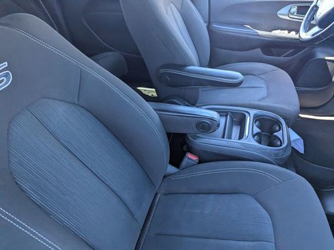Used 2020 Chrysler Pacifica Touring w/ S Appearance Package FWD image 10