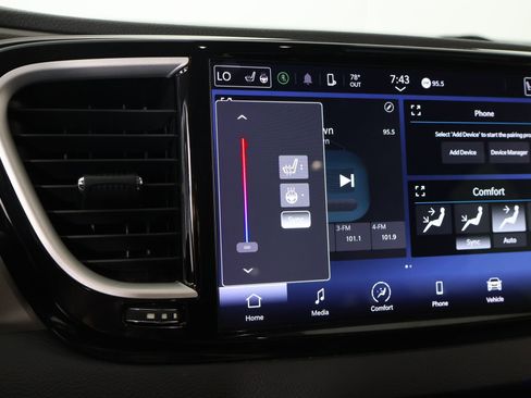 Used 2023 Chrysler Pacifica Touring-L FWD image 7