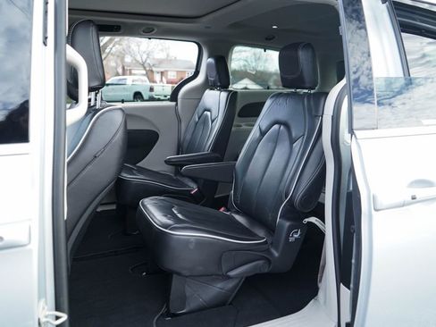 Used 2024 Chrysler Pacifica Limited image 32